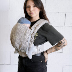 Porte-bébé PhysioCarrier 2 – Leopard – Love radius