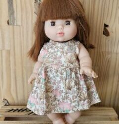 Poupée Ambre 34cm – Robe Faustine sans manches en gaze de coton Indienne rosée – Minikane