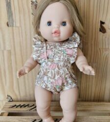 Poupée Aliénor 34cm – Barboteuse Lou gaze de coton Indienne rosée – Minikane