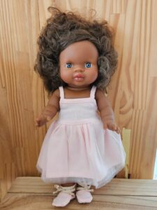 Poupon Charline 37cm debout – Tutu Rosella milk doré et ses chaussons de danse à lacets – Minikane